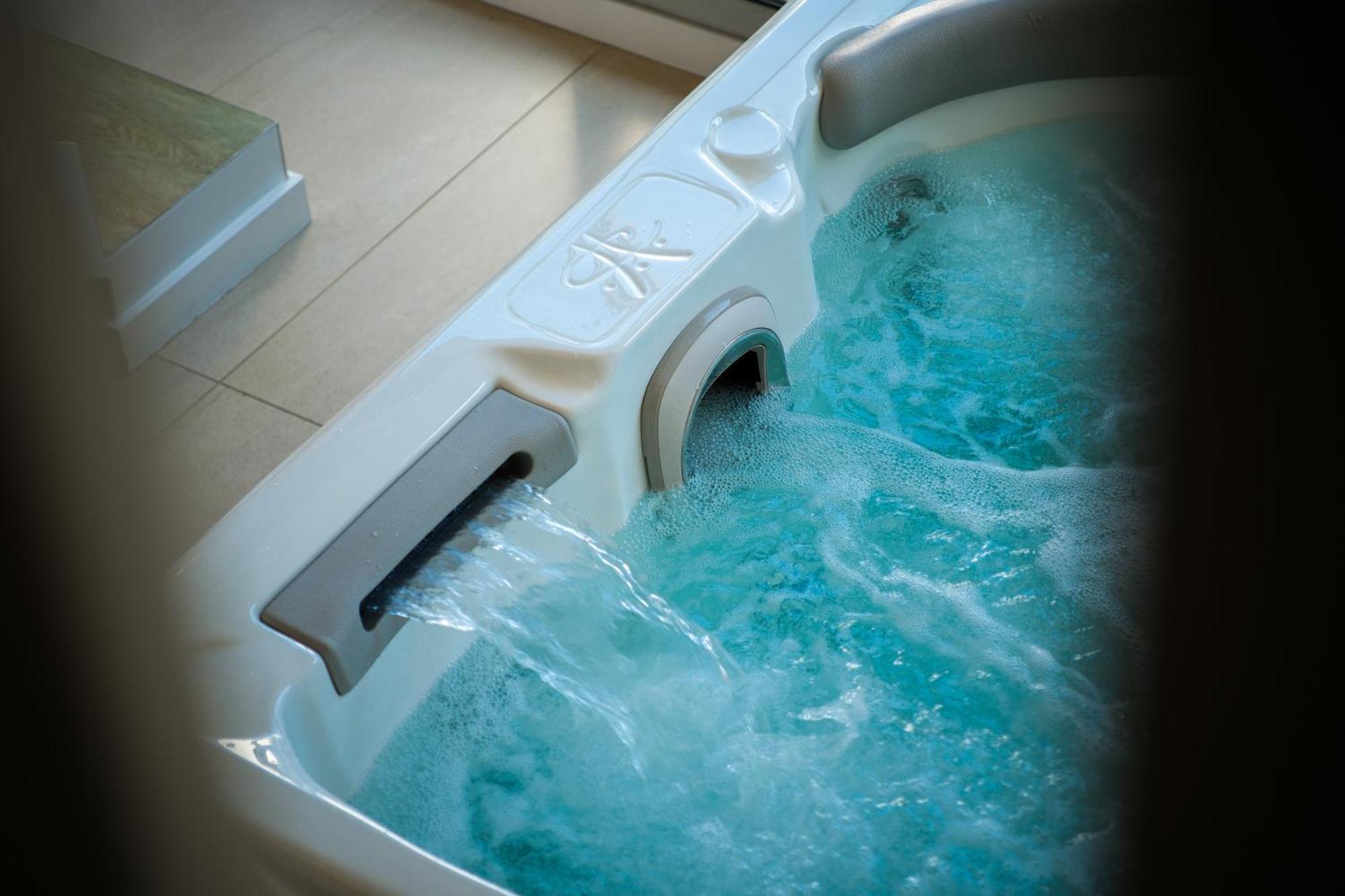 Bono Jacuzzi & Saint-Laurent-du-Var